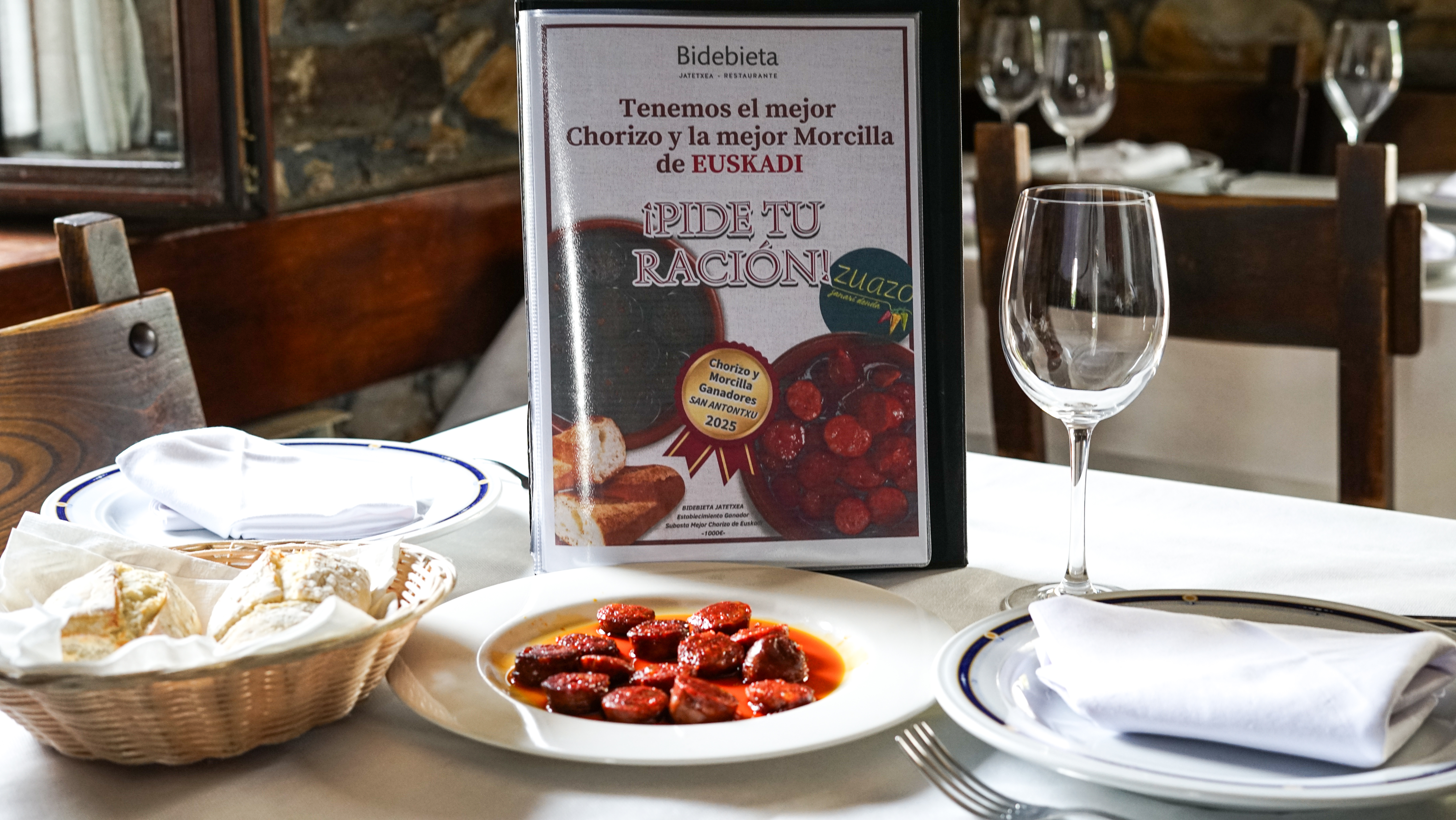 Detalle del comedor de piedra del restaurante Bidebieta Jatetxea en Emerando