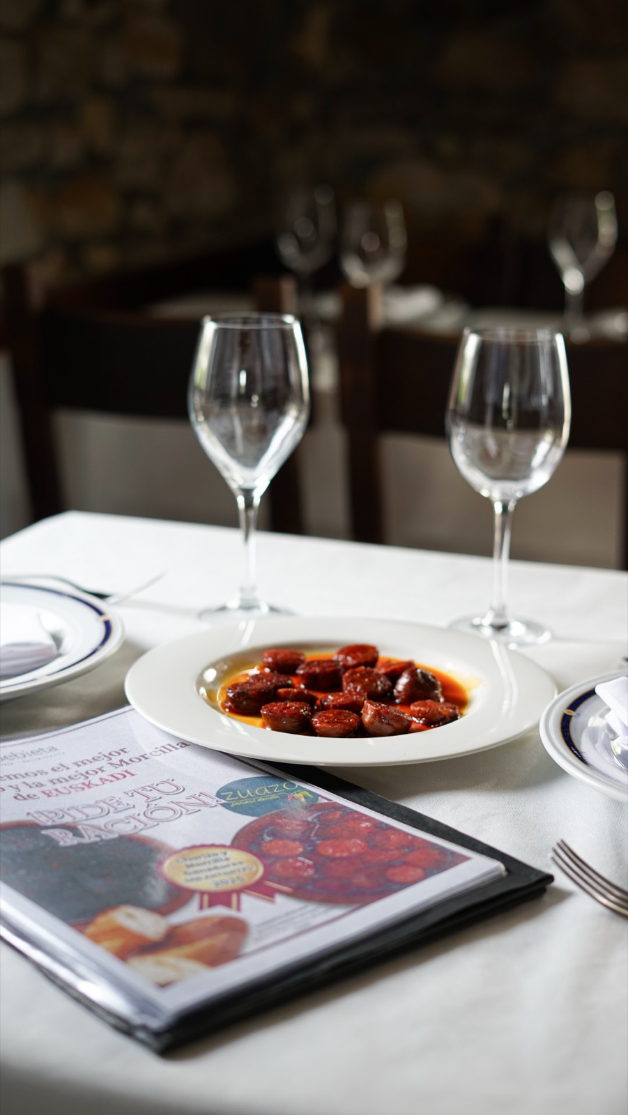 Plato de chorizo casero servido en Bidebieta Jatetxea junto a la mención del premio Mejor Chorizo de Euskadi