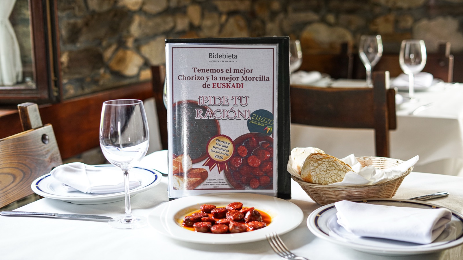 Chorizo casero de Bidebieta Jatetxea junto a la mención del premio al mejor chorizo de Euskadi, Bizkaia
