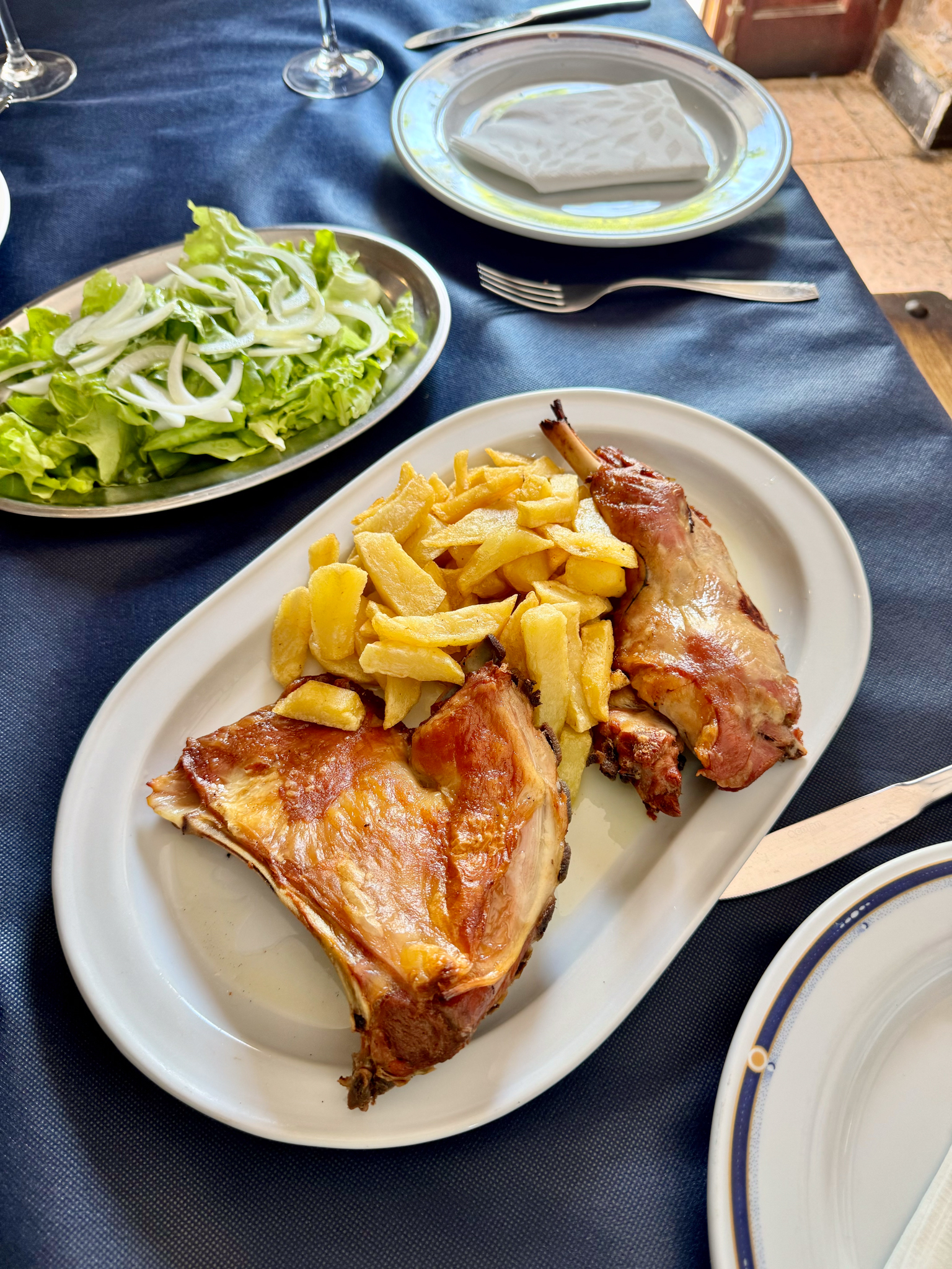 Paletilla de cordero asado crujiente servida en Bidebieta Jatetxea, restaurante en Bizkaia