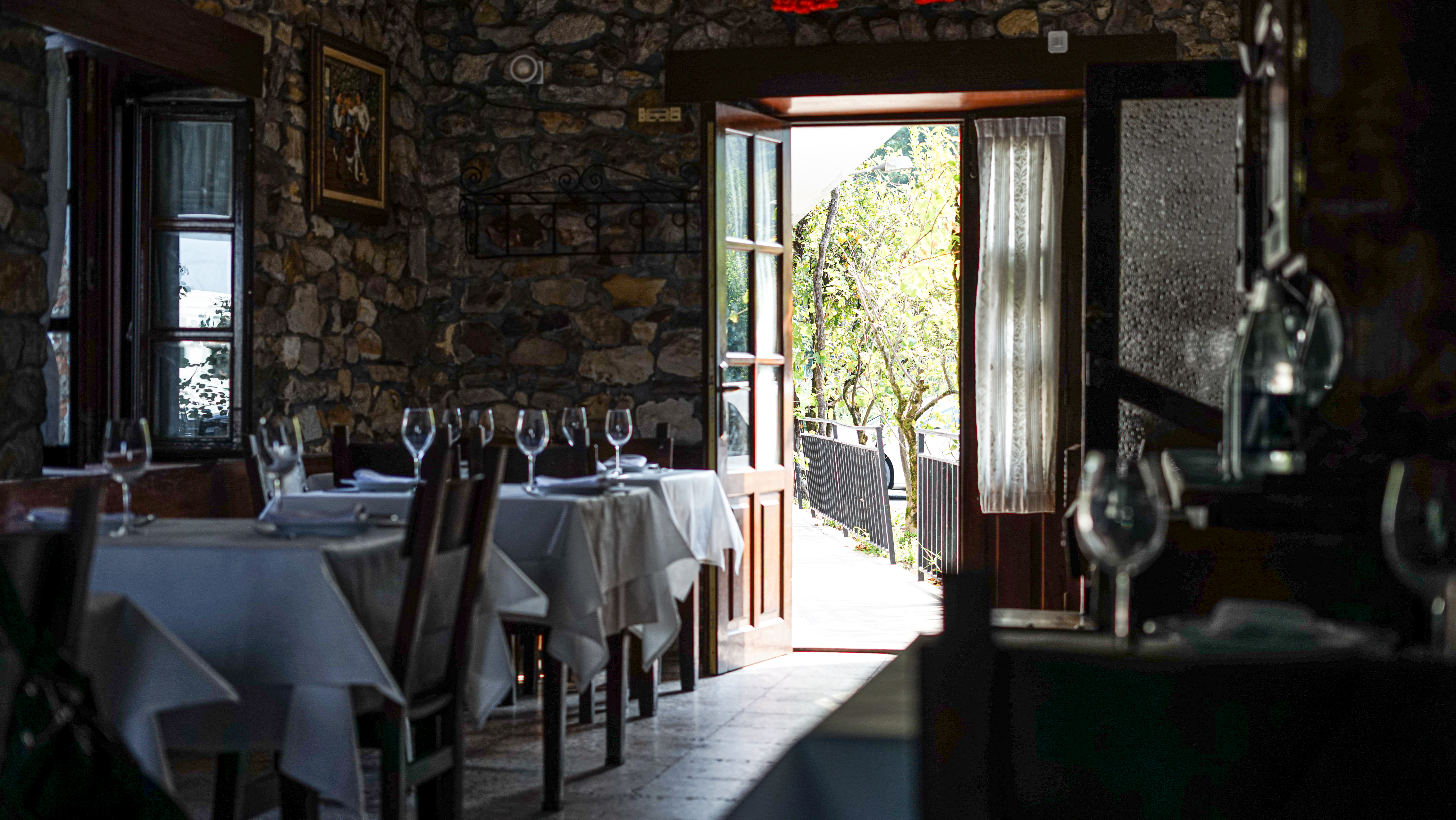 Interior del restaurante Bidebieta Jatetxea en Emerando, Bizkaia, comedor con vistas al jardín
