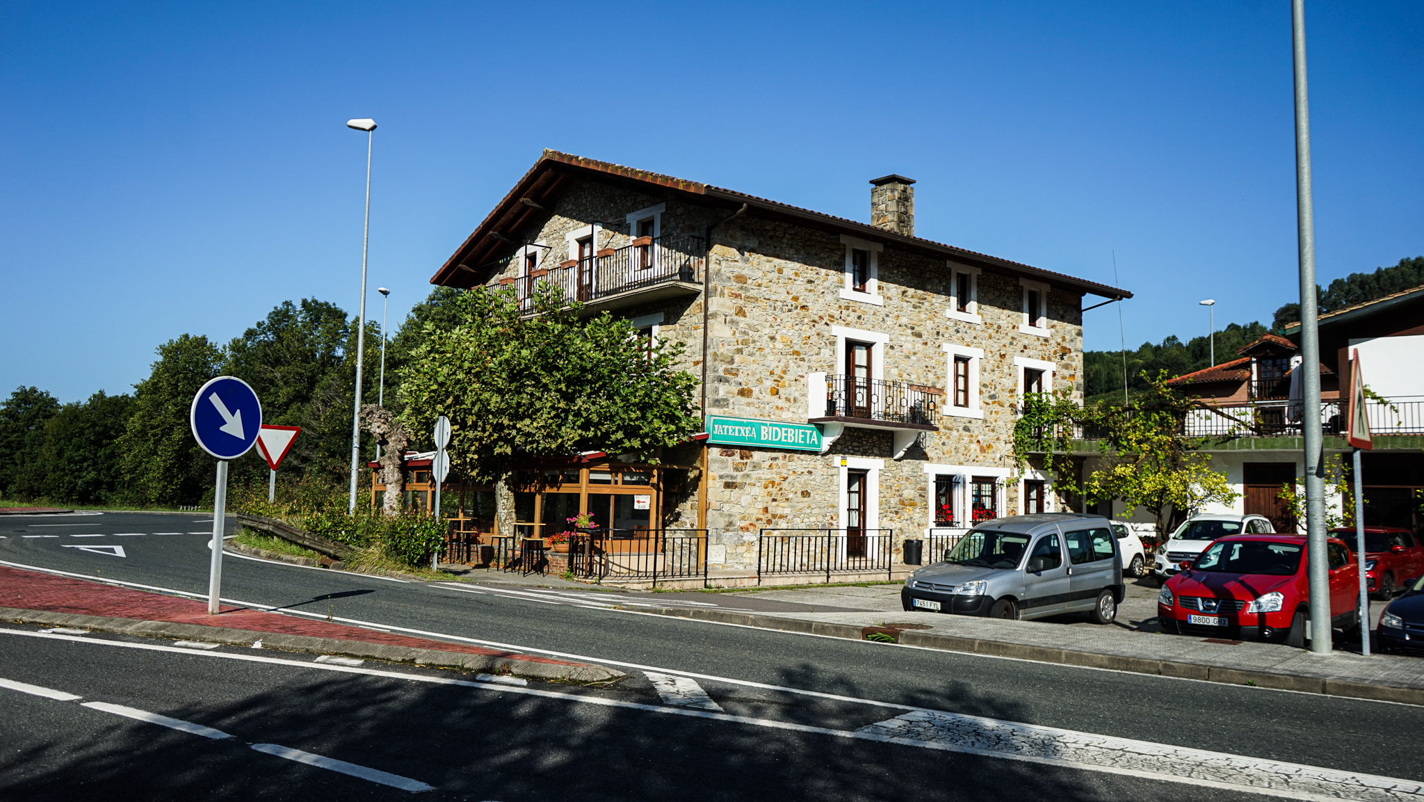 Parking gratuito del restaurante Bidebieta Jatetxea con amplia explanada y jardín, Emerando Bizkaia