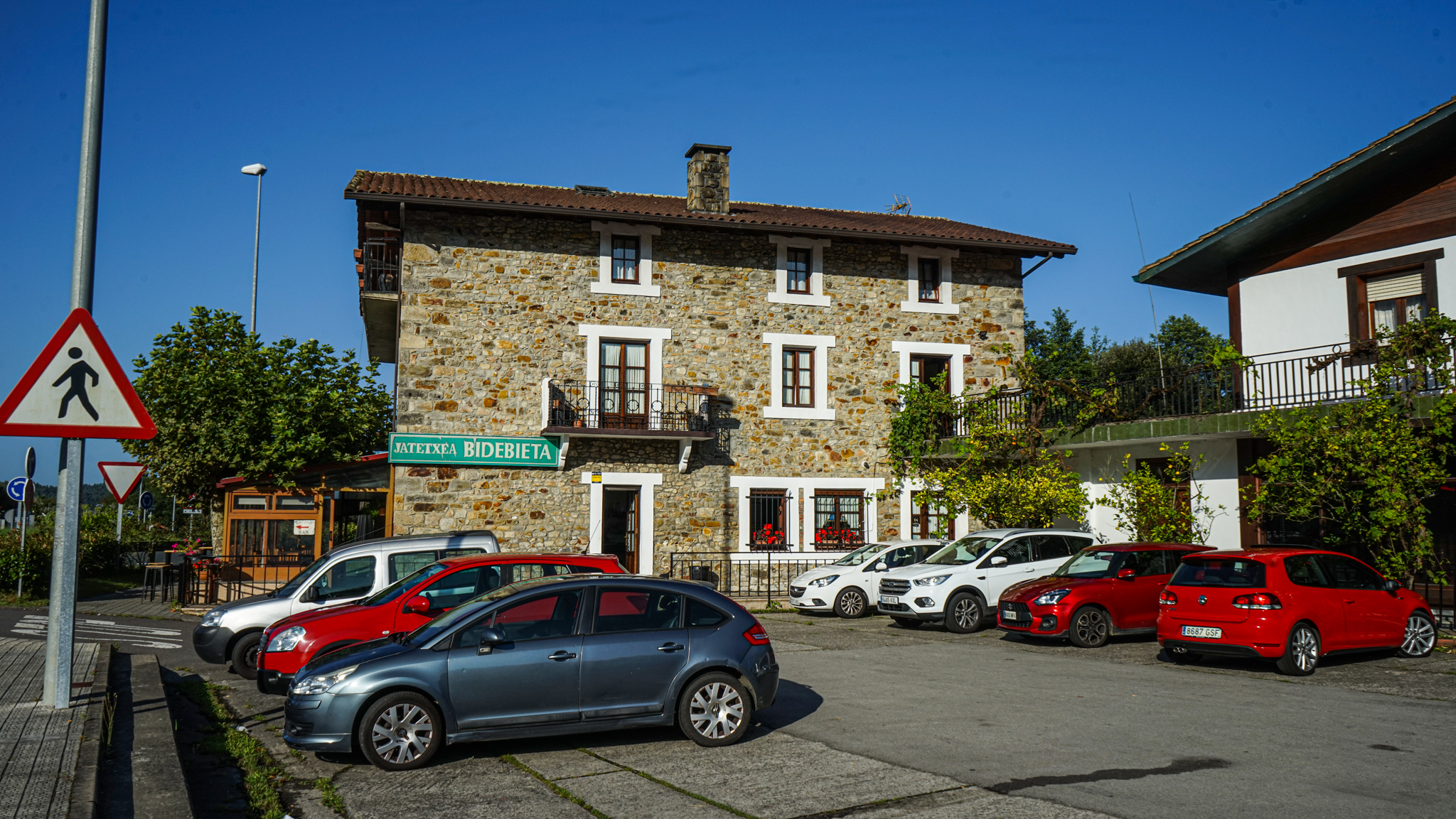 Fachada exterior del restaurante Bidebieta Jatetxea en Emerando, casona de piedra vasca rodeada de naturaleza