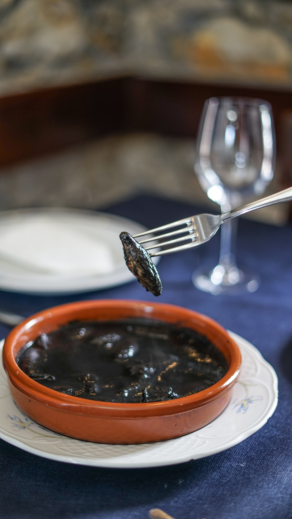 Chipirones frescos en su tinta en cazuela de barro, cocina tradicional vasca Bidebieta