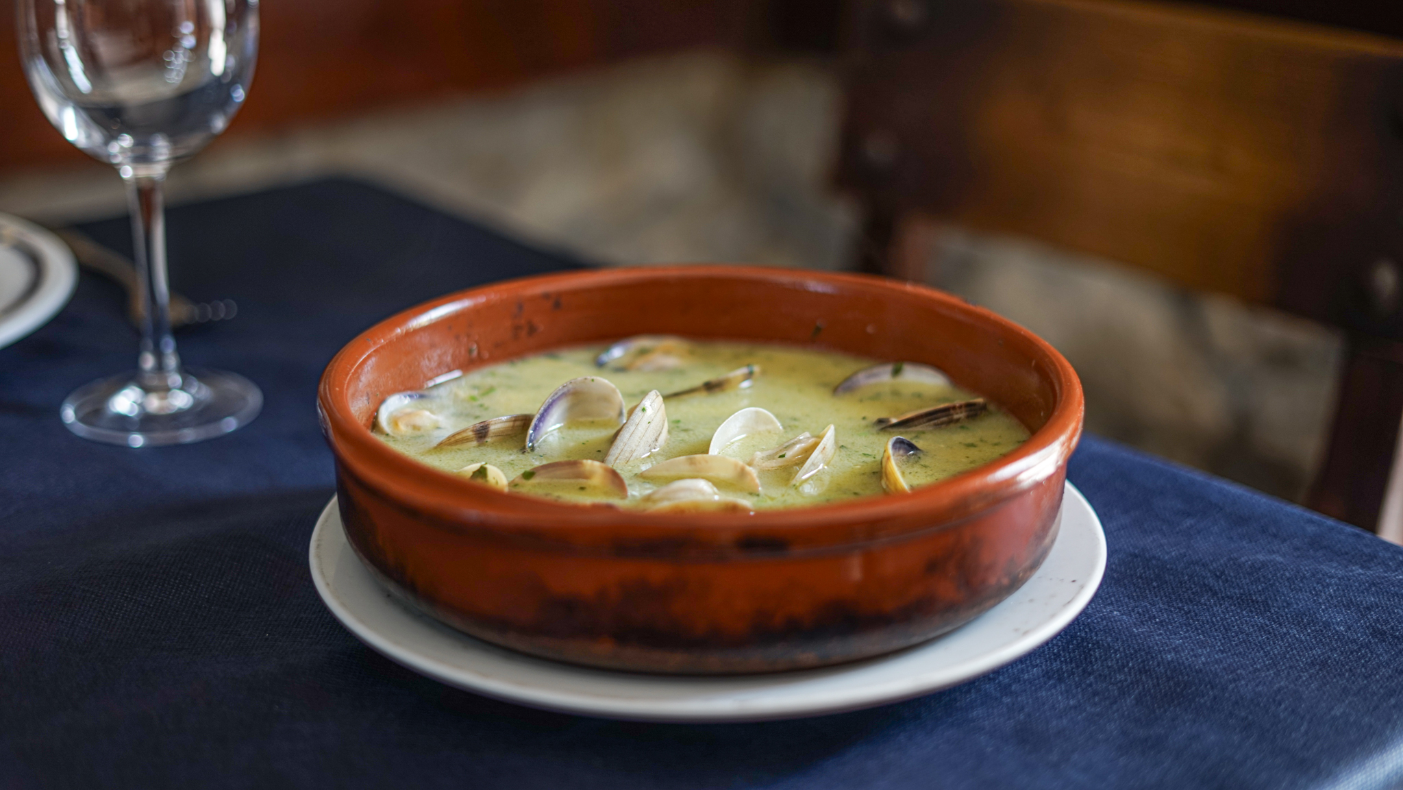 Almejas en salsa verde frescas en cazuela de barro, cocina vasca en Bidebieta Bizkaia