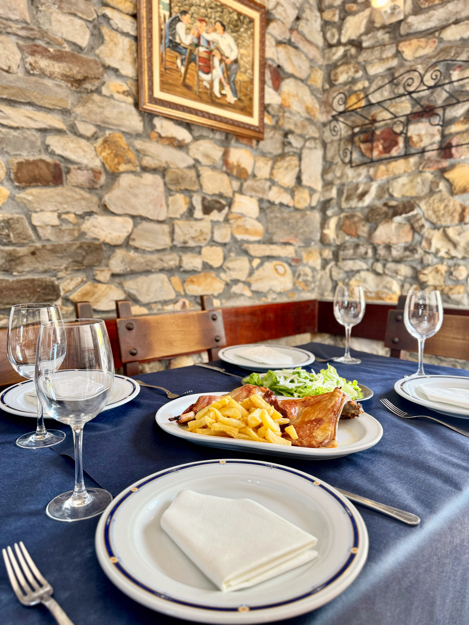 Almejas frescas en salsa verde servidas en cazuela, menú del día en Bidebieta Jatetxea Bizkaia