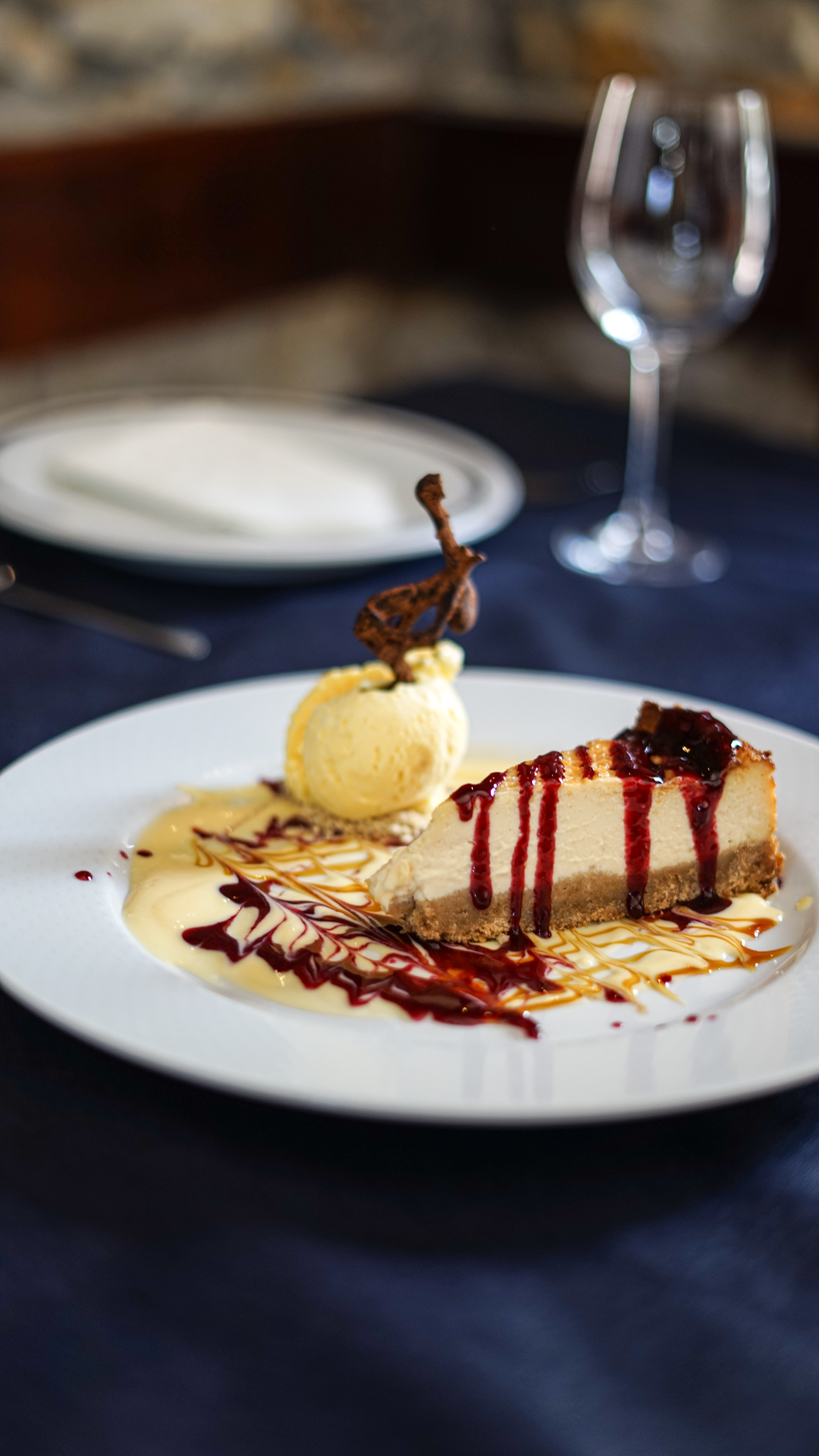 Tarta de queso artesanal con helado y salsa de frutos rojos, postre en Bidebieta Jatetxea