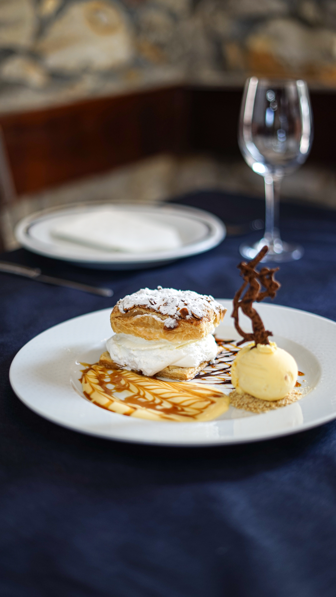 Pantxineta vasca con helado de vainilla, postre casero incluido en el menú del día de Bidebieta Jatetxea