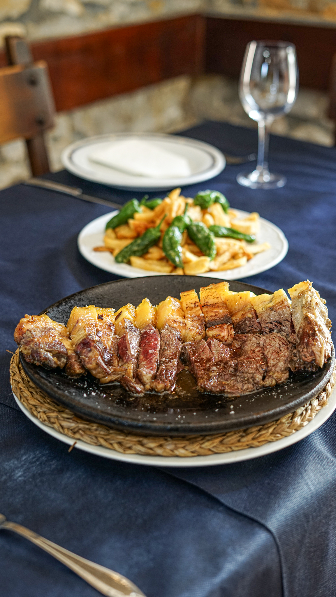 Txuleta de vaca vieja cortada en plancha de hierro, cocina de Bidebieta Jatetxea Emerando Bizkaia