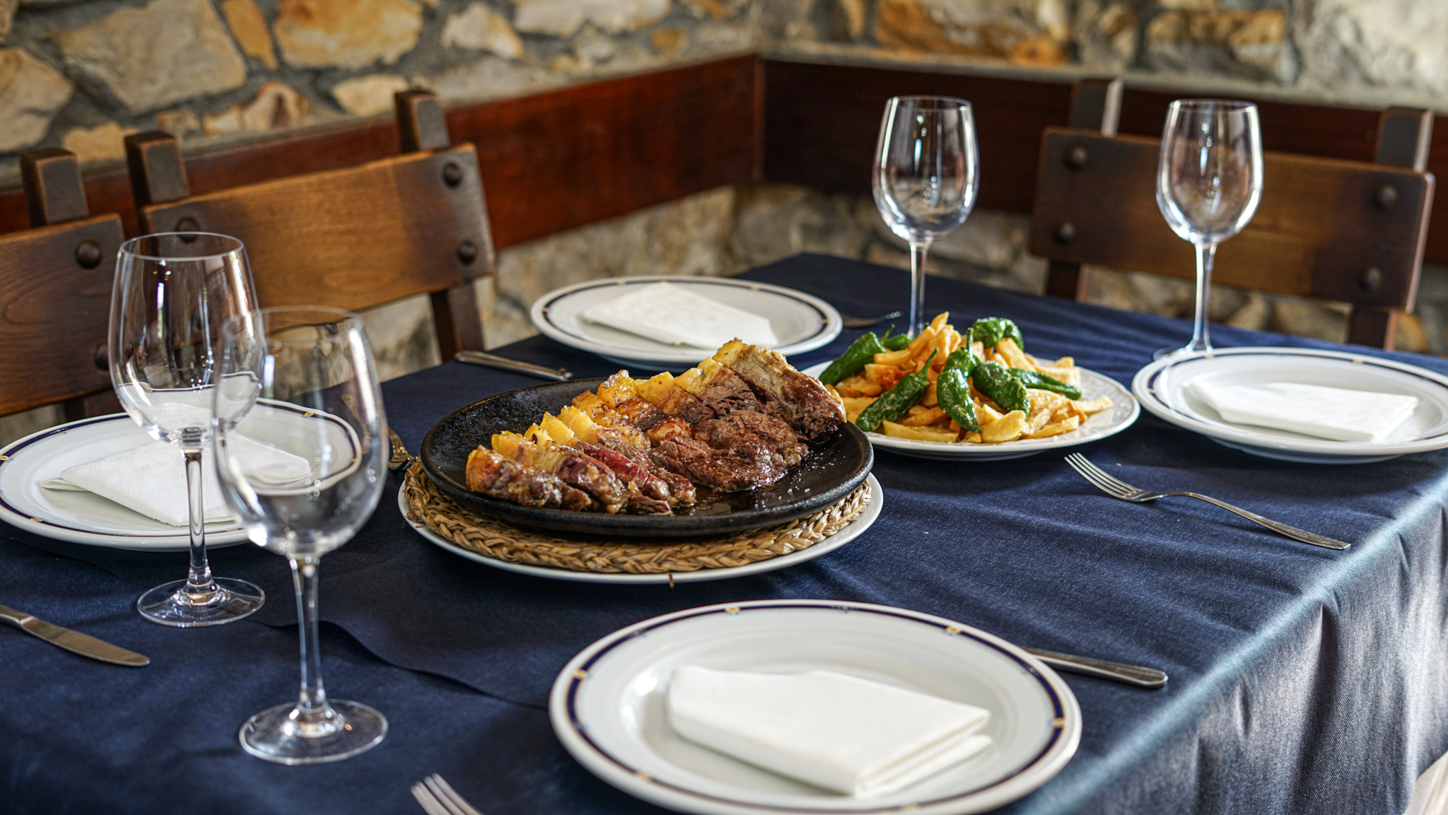 Mesa con platos del menú del día en el comedor de Bidebieta Jatetxea, Emerando Bizkaia