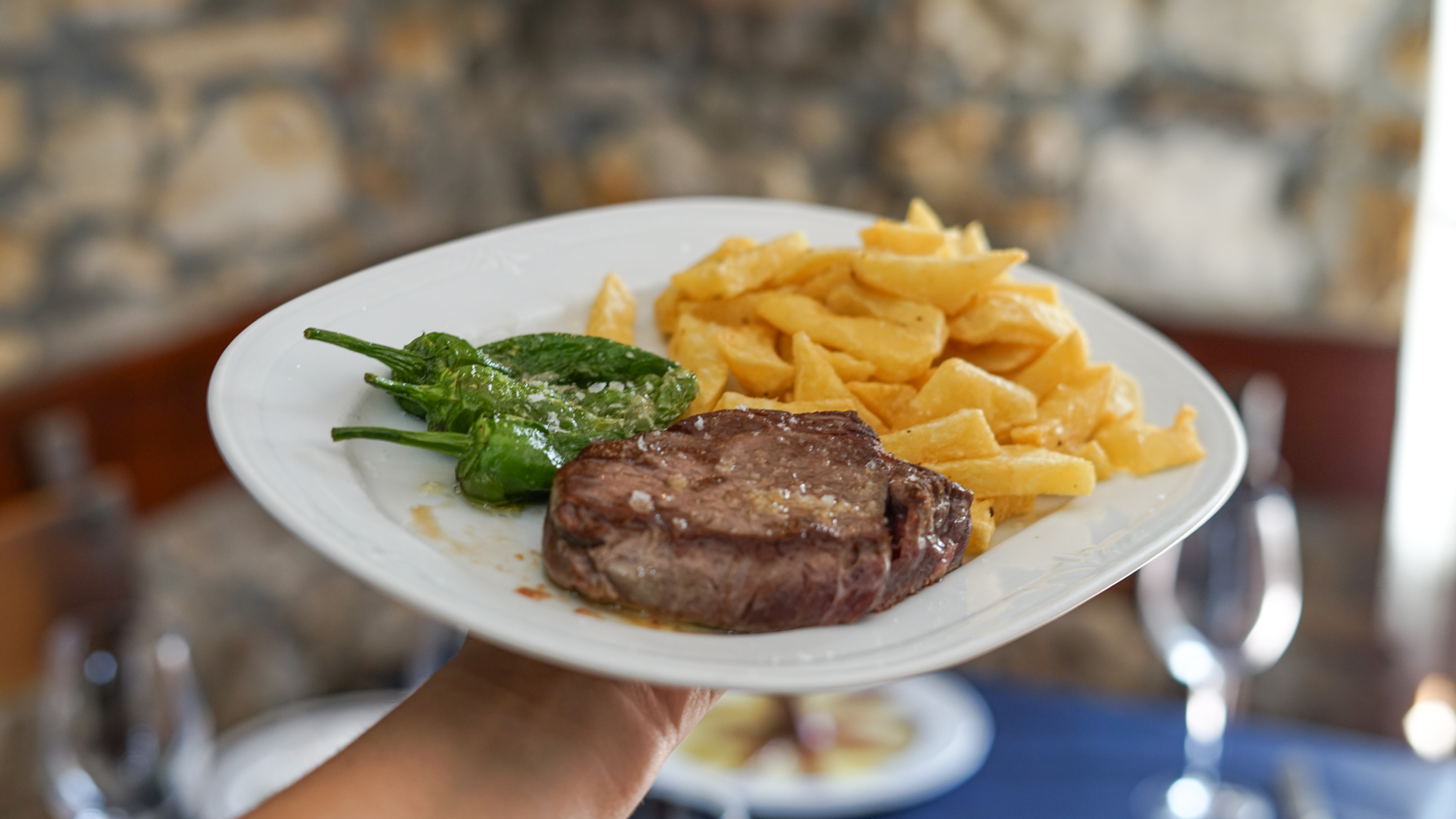 Solomillo a la plancha con guarnición, carne del menú del día en Bidebieta Jatetxea Bizkaia