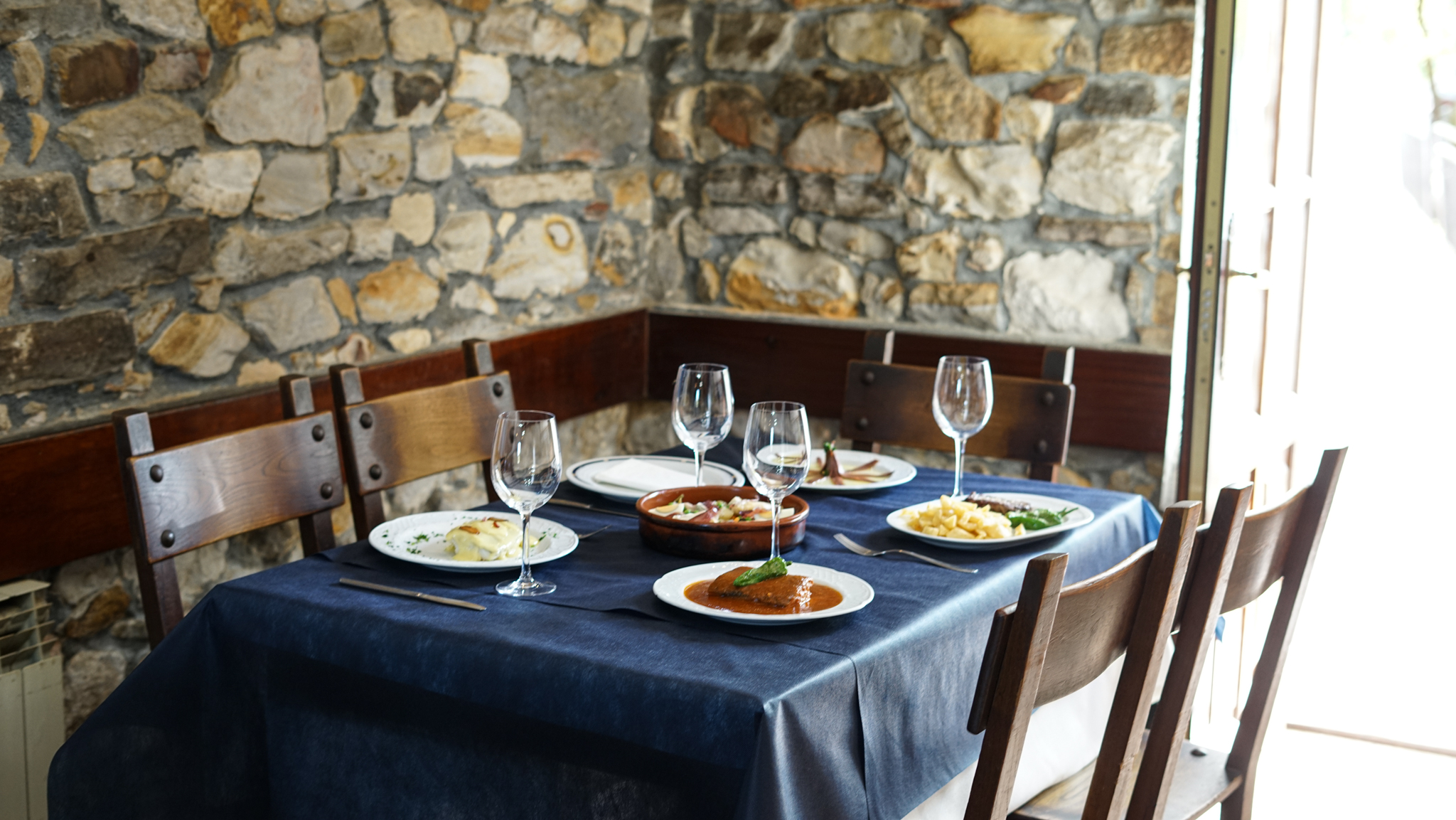 Mesa con varios platos del menú del día en el restaurante Bidebieta Jatetxea, Emerando Bizkaia