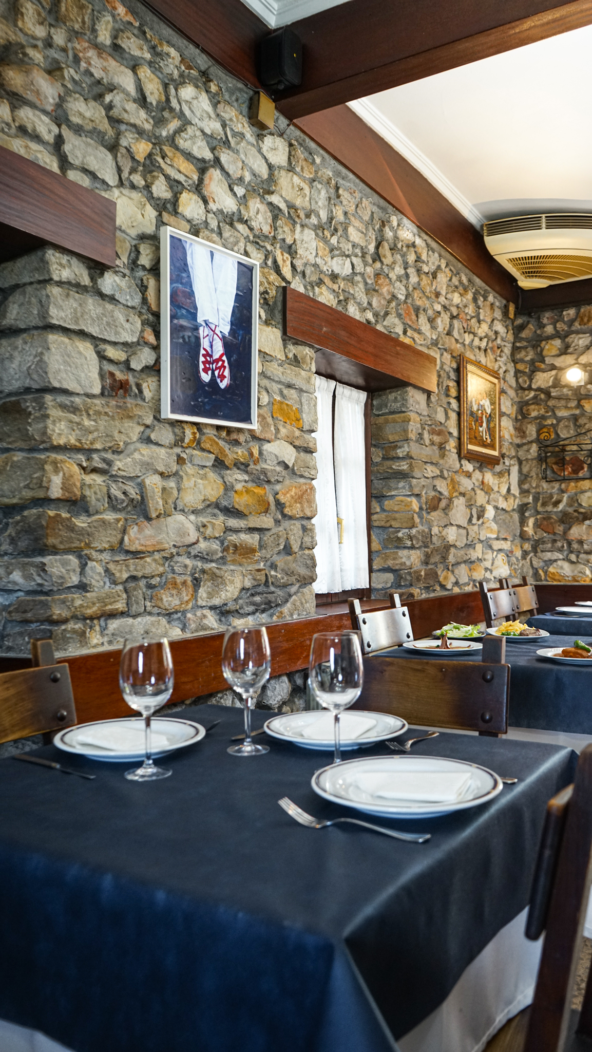 Comedor interior del restaurante Bidebieta Jatetxea con paredes de piedra, Emerando Bizkaia