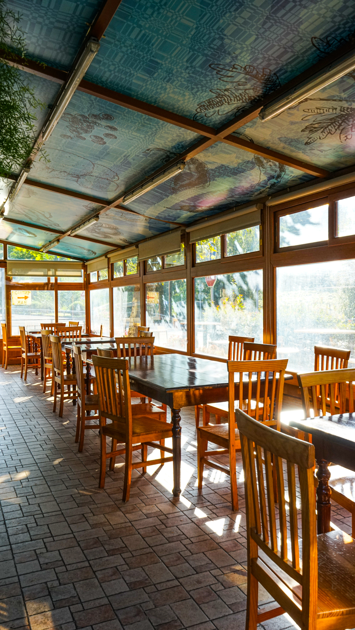 Terraza luminosa del restaurante Bidebieta Jatetxea, comedor exterior con luz natural