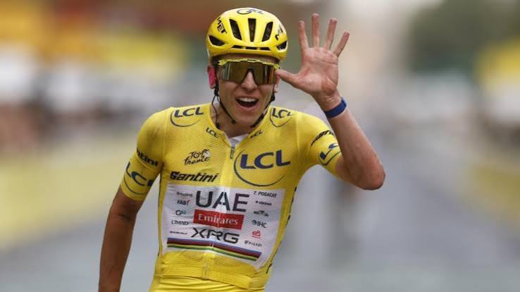 Tadej Pogačar, ganador del Tour de Francia 2026, celebrando con el maillot amarillo